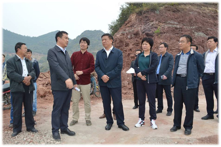 1492482376780378.jpg 巩义市委书记袁三军及市长孙淑芳现场调研巩义兴元40MW光伏项目工作.jpg