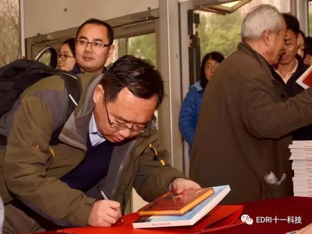 年会现场， 干部员工们领取赵院长的书籍和台历.webp.jpg