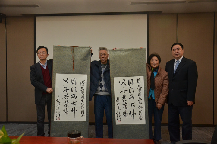 5-赵振元向两位大师赠送书法作品并亲切合影留念.JPG