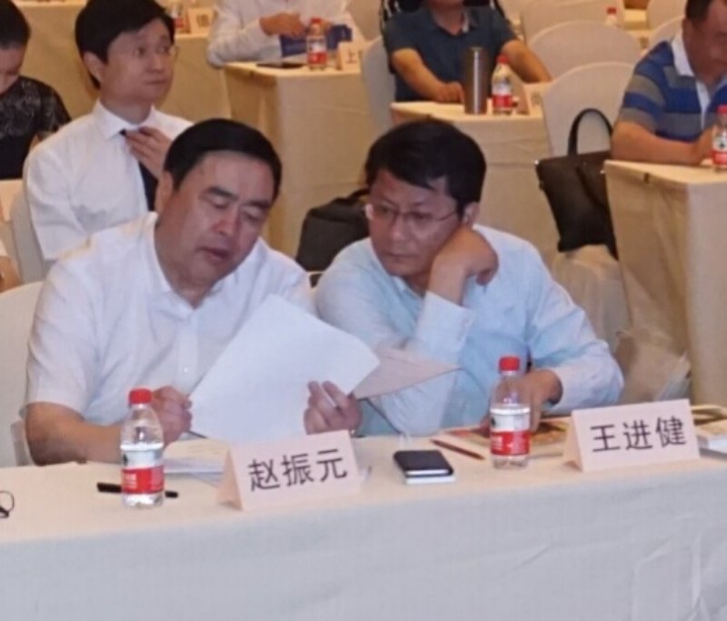 1496427901120916.jpg 7-赵振元同志与王副市长亲切交谈.jpg