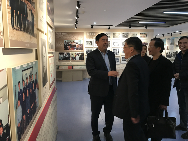 1496479454392067.jpg 4-赵振元同志亲自向到访客人介绍bevictor伟德院史馆2.jpg