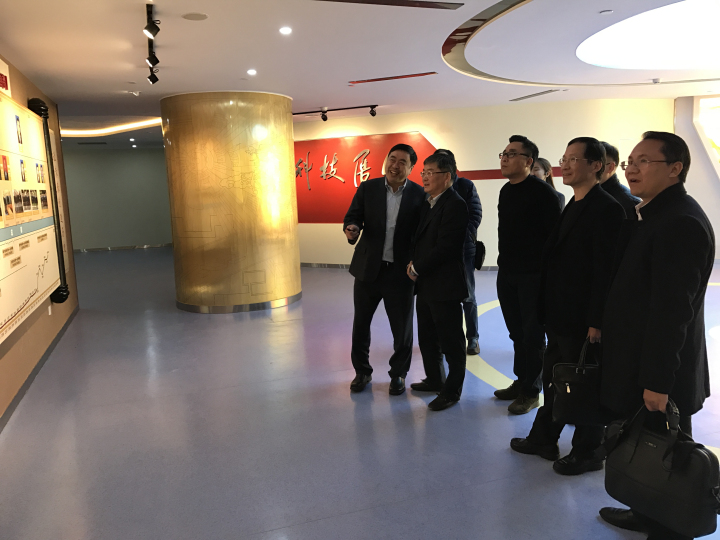 1496479461113686.jpg 5-赵振元同志亲自向到访客人介绍bevictor伟德院史馆.jpg