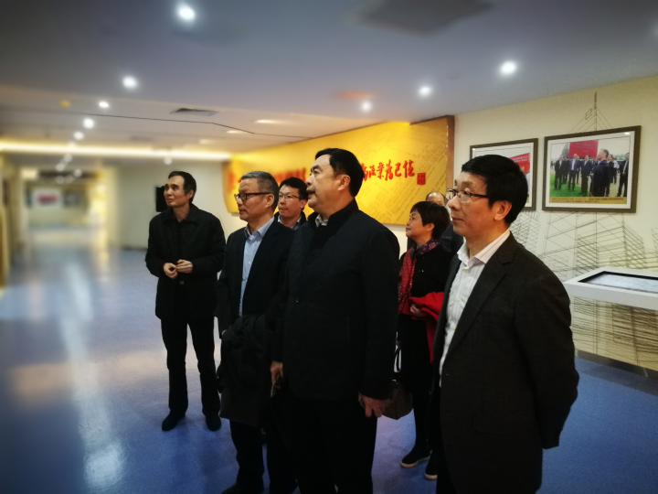 赵振元同志向无锡产业集团刘涛书记一行介绍bevictor伟德院史馆3.jpg