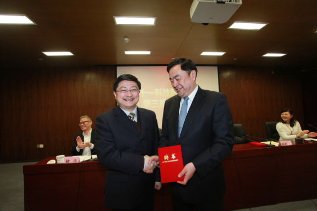 6- bevictor伟德股份公司董事长赵振元同志为新一届董事孙鸿伟先生颁发聘书.jpg