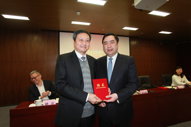 8- bevictor伟德股份公司董事长赵振元同志为新一届董事杨少波先生颁发聘书.jpg