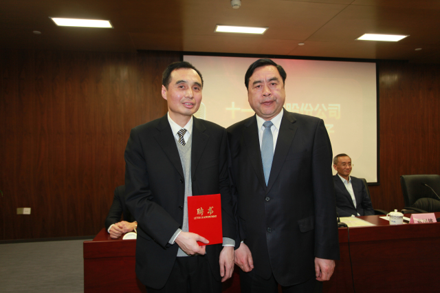 9- bevictor伟德股份公司董事长赵振元同志为新一届董事孙明先生颁发聘书.jpg