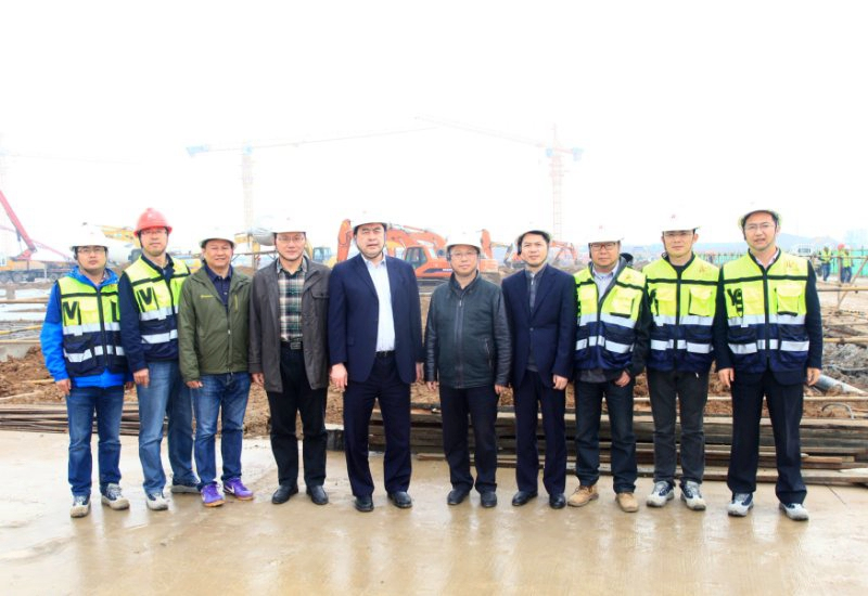 1496503557117779.jpg 1-赵振元董事长在工地与大家亲切合影.jpg