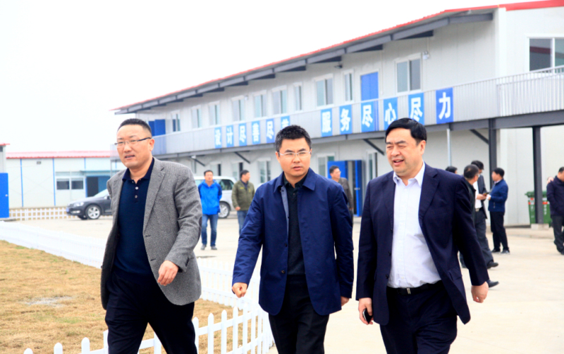 1496503585349761.jpg 3-赵振元董事长在工地视察.jpg