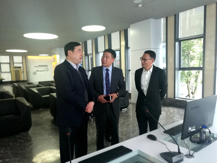 1496503831939942.jpg 4-睿基董总裁孙海涛正在向赵振元董事长做介绍.jpg