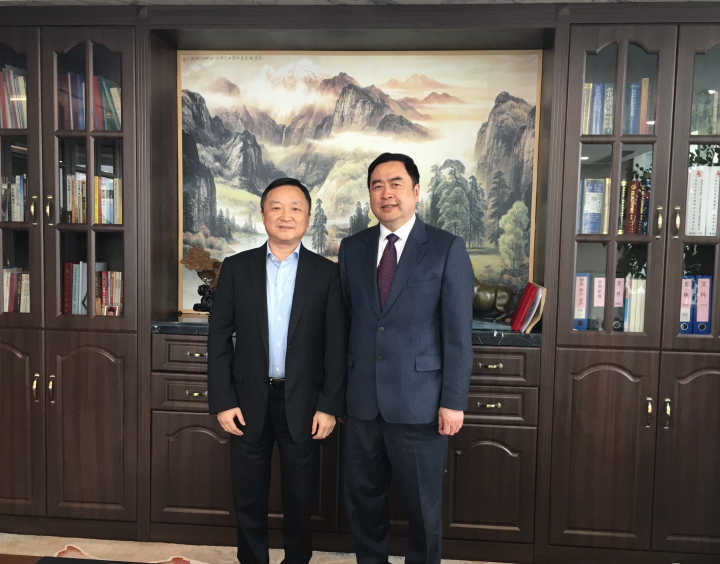 6-赵振元董事长与卞家骏总裁在赵振元同志的办公室亲切合影.jpg
