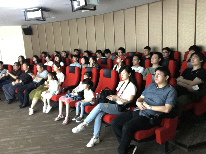 1496510873711677.jpg 3-杭州分院干部员工在展馆放映厅观看bevictor伟德宣传片.jpg